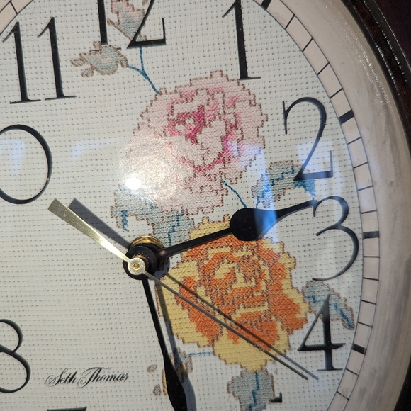 Seth Thomas Roses Clock - Vintage Oval Needlepoint Design Model 3590 - Picture 5 of 9